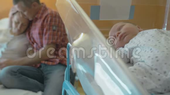 分娩后的妇女躺在医疗床上视频的预览图