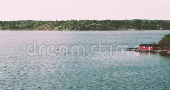 沿着海岸航行瑞典峡湾视频的预览图
