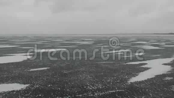 空中透视图美丽的冰质地冻结的贝加尔湖表面从上面捕捉到无人机冬天视频的预览图