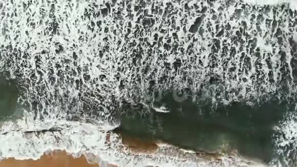 海浪拍击在渐变蓝绿色海水上的鸟瞰图视频的预览图