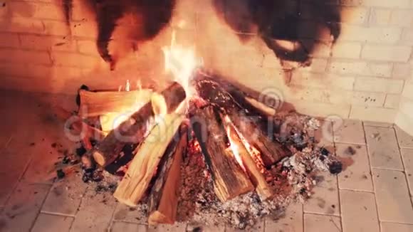 在白砖壁炉里用煤烧柴火视频的预览图