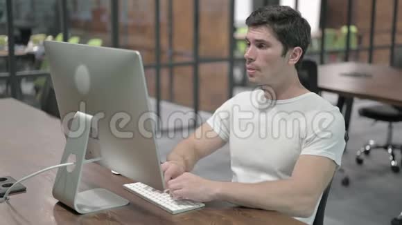 生病的年轻人在电脑工作时咳嗽视频的预览图