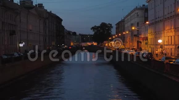 俄罗斯圣彼得堡黄昏时的格里波多夫运河和城市天际线夜景视频的预览图