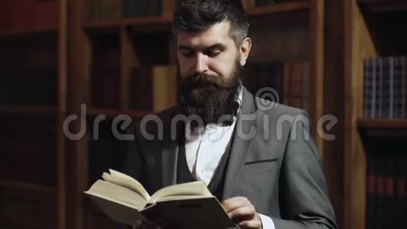 知识精英概念老式的人在图书馆的书架上看书贵族在忙着书视频的预览图
