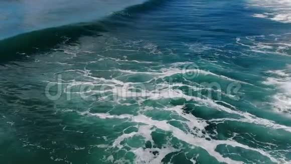 海浪拍打运动飞越深蓝色海水自然现象视频的预览图