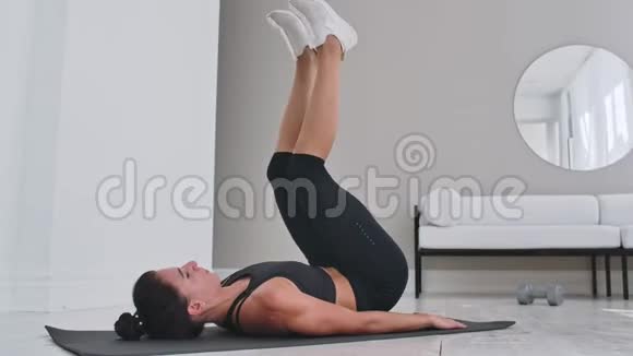 力量训练体重锻炼女子运动员做颤音基克斯欧洲女性成年人做地板练习视频的预览图