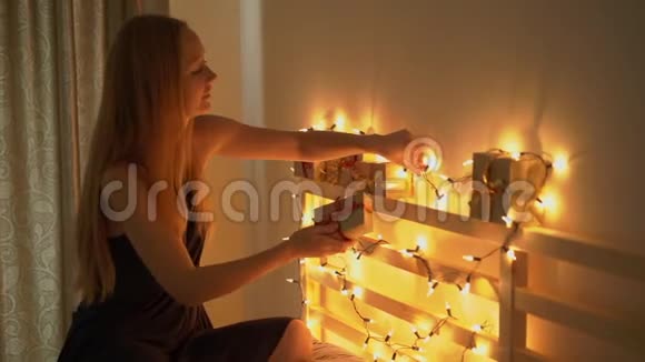 一个年轻女子的慢镜头为她的孩子制作了一个日历准备好迎接圣诞和新视频的预览图