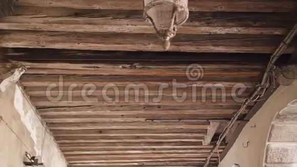 一盏挂在木制天花板上的古董吊灯视频的预览图