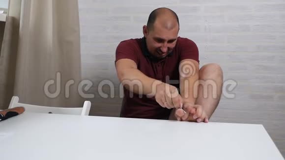 一个男人用一种愚蠢可笑的表情在家中蹬脚视频的预览图