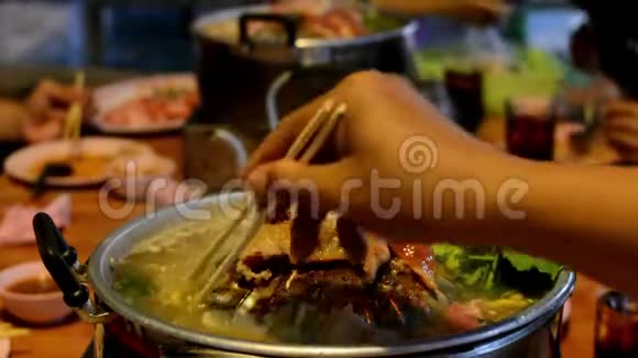 泰国自助餐烤猪肉莫家塔视频的预览图