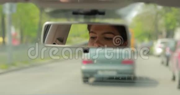 女驾驶车看后视镜视频的预览图