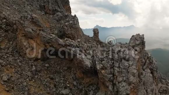 日落时分一架无人机在尖锐的岩石露头中飞行陡峭的岩层视频的预览图