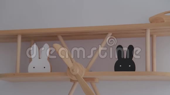 孩子们墙上有玩具的木制架子视频的预览图