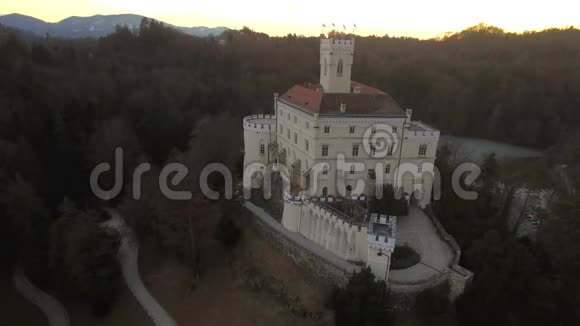 特拉科斯卡纳城堡扎戈耶萨格勒布克罗地亚的鸟瞰图视频的预览图