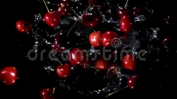 美味的樱桃在黑色背景上反弹视频的预览图