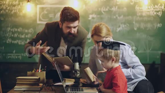 老师鼓励男孩学习老师在学校给男孩提供书男孩忽视学校的老师学习视频的预览图
