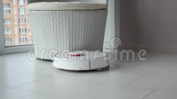 智能家居现代清洁系统理念圆形机器人吸尘器在房间里吸尘白色地板近景视频的预览图