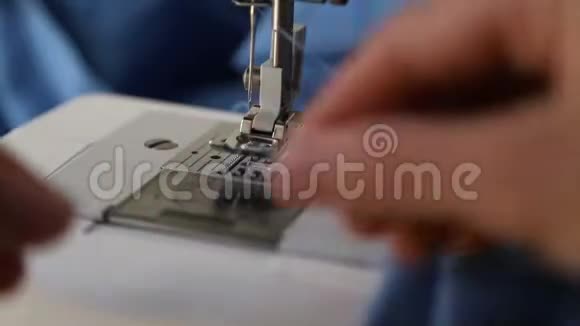 女人手把线插入缝纫机的针中视频的预览图