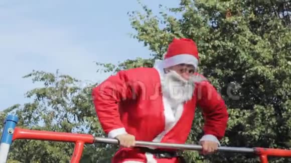 圣诞老人运动拉力健身健康健身服装视频的预览图