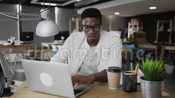 非洲商人用手提电脑喝咖啡视频的预览图