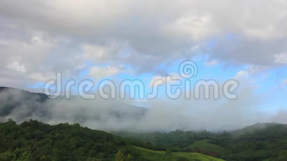 泰国热带雨林公园夏季蓝天上的云雾在山上移动视频的预览图