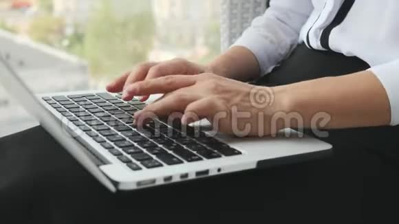 在现代办公室时女性用手在笔记本电脑键盘上打字商务女性在电脑上工作关门视频的预览图