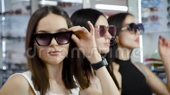 年轻女孩戴着太阳镜在镜头前摆姿势视频的预览图