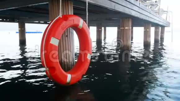 海上木墩上悬挂4k个救生圈或环视频的预览图