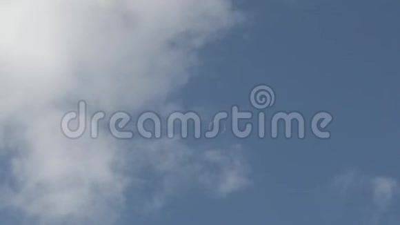 许多肥皂泡在被风吹动的淡蓝色天空中漂浮的慢镜头视频的预览图