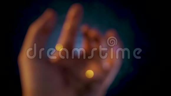 女性手上盖着亮片你的手掌的运动和发光的多色闪光视频的预览图