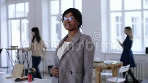 职业年轻的非洲企业家商业女性戴眼镜在现代轻型阁楼办公室摆姿势的肖像视频的预览图