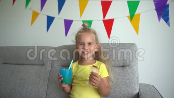白人女孩吃白面包喝果汁小孩微笑着看着摄像机视频的预览图