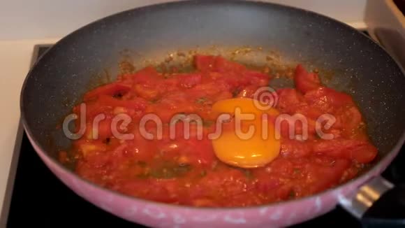 女人在家里的厨房里用平底锅煮炒鸡蛋双手特写视频的预览图