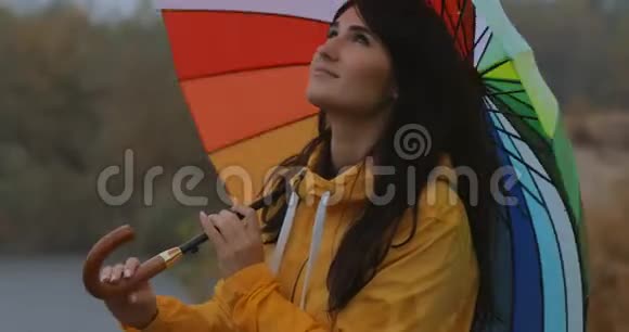 女人在伞下享受秋雨视频的预览图