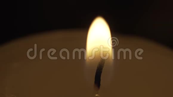 燃烧着蜡烛的火焰视频的预览图