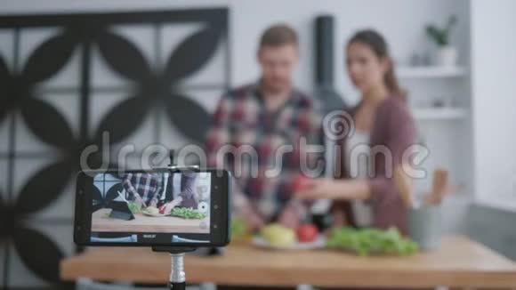 网络教学烹饪素食博客男女教信徒从蔬菜中烹饪健康食品视频的预览图