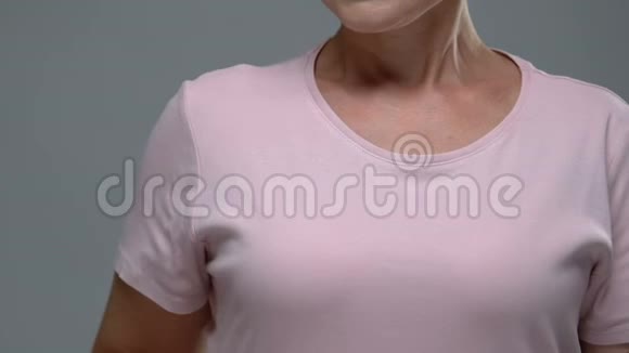 女性触摸乳房疾病意识癌症风险自我检查视频的预览图