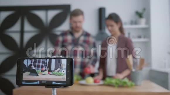 在线培训烹饪有用的食物博客的女孩和男人教订户从蔬菜中烹饪健康的食物视频的预览图