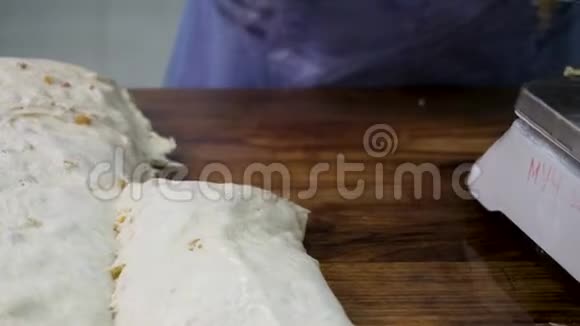 面包师把面团切成小块然后在面包店称重库存录像女人在视频的预览图
