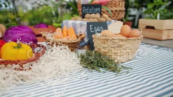 有机食品水果蔬菜面包鸡蛋篮子放在农场市场上视频的预览图