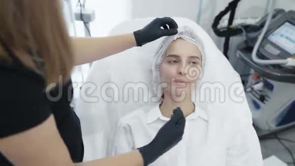 慢动作医生在整容手术前病人头部调整一次性帽子视频的预览图