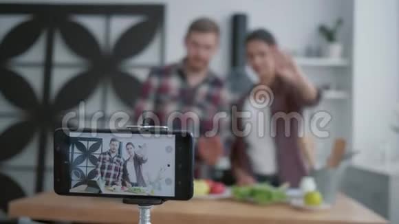 健康的生活方式博客写手们一边拍照一边在厨房里的蔬菜和蔬菜视频的预览图