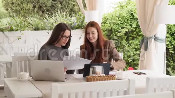 两个女孩在慢动作咖啡馆吃午饭时讨论新的商业项目视频的预览图