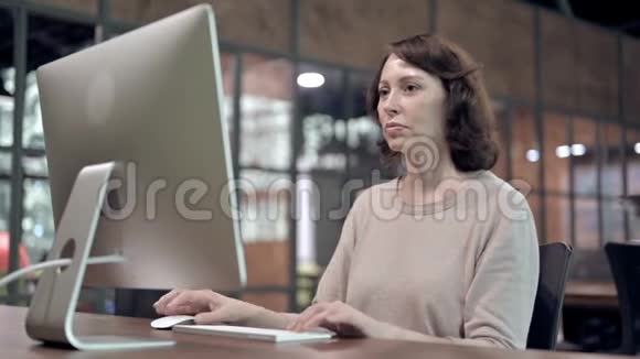 工作时头痛头痛的疲惫的老妇人视频的预览图