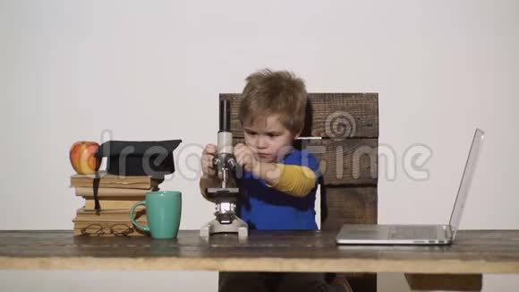 带显微镜的男孩学科学化学或显微镜实验的小学生或科学家小可爱视频的预览图