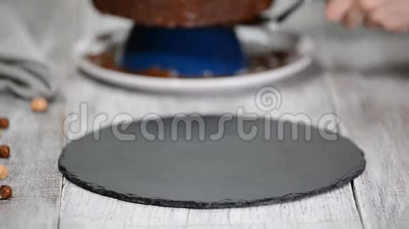 糖果师把巧克力慕斯蛋糕放在石板盘上甜食视频的预览图