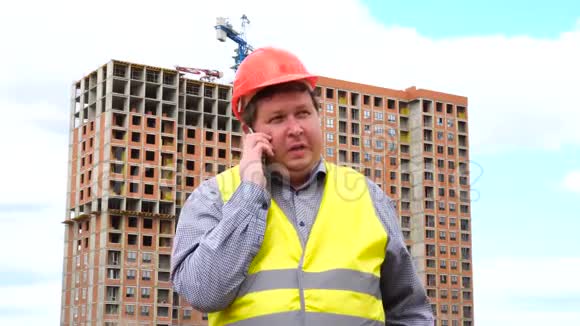 建筑工地上的男建筑工头工人或建筑师用电话交谈视频的预览图
