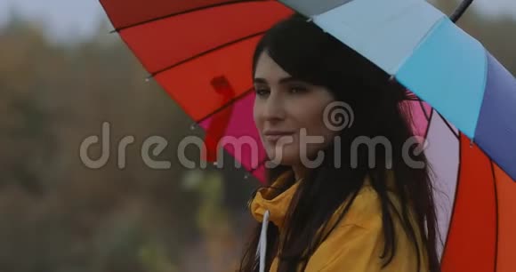 女人在伞下享受秋雨视频的预览图