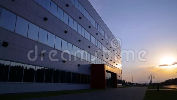 日落时分的大型工业建筑视频的预览图