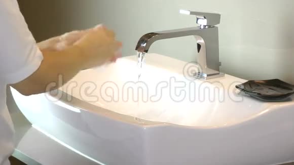 用肥皂在自来水中洗手视频的预览图